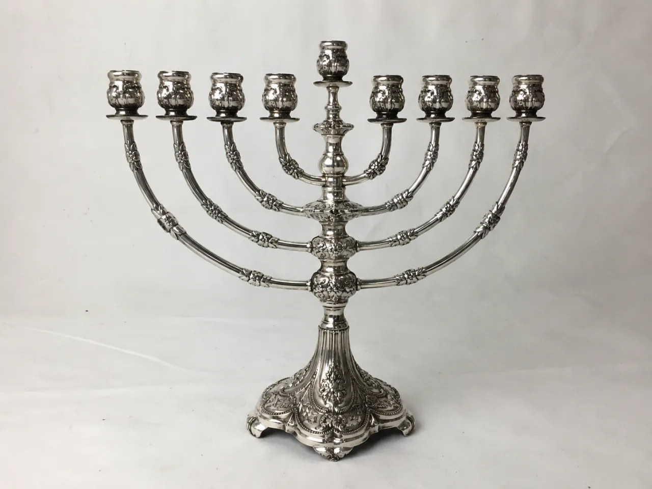 אותה חנוכיית כסף עתיקה אחרי תיקון ושחזור, מוברקת ושלמה